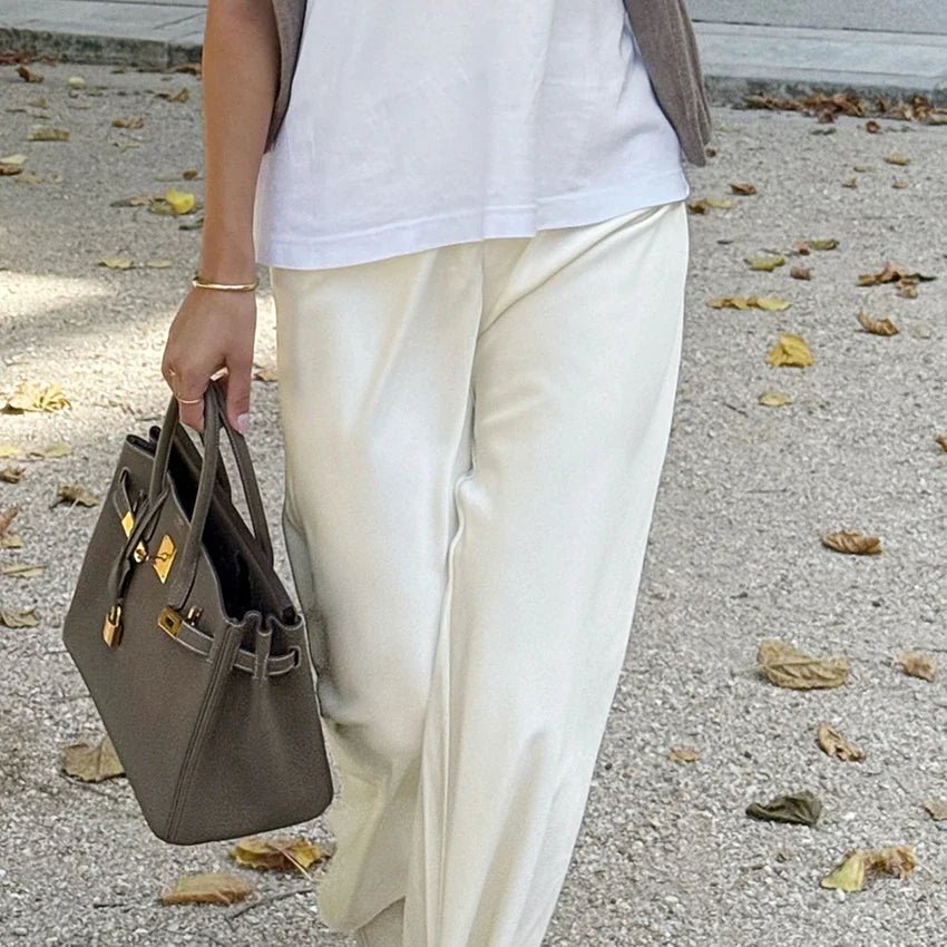 Satin flare bukser, i beige farve, set forfra