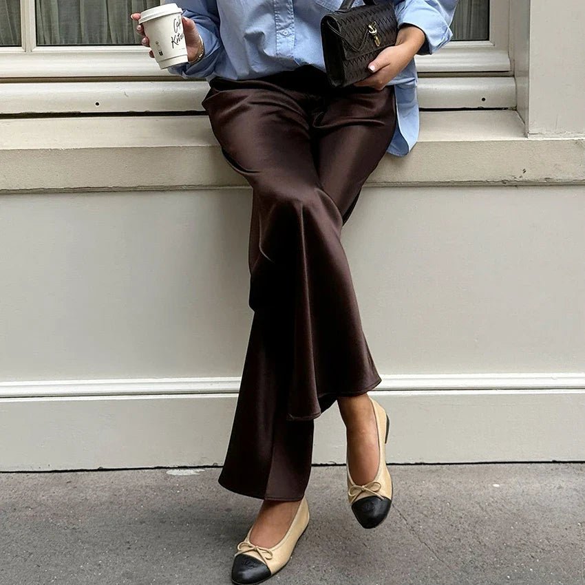 Satin flare bukser, i brun farve, styling til aften