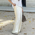 Satin flare bukser, i brun farve, detalje af satinfinish