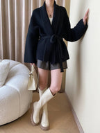 Cardigan med bindebælte, helfigur foto