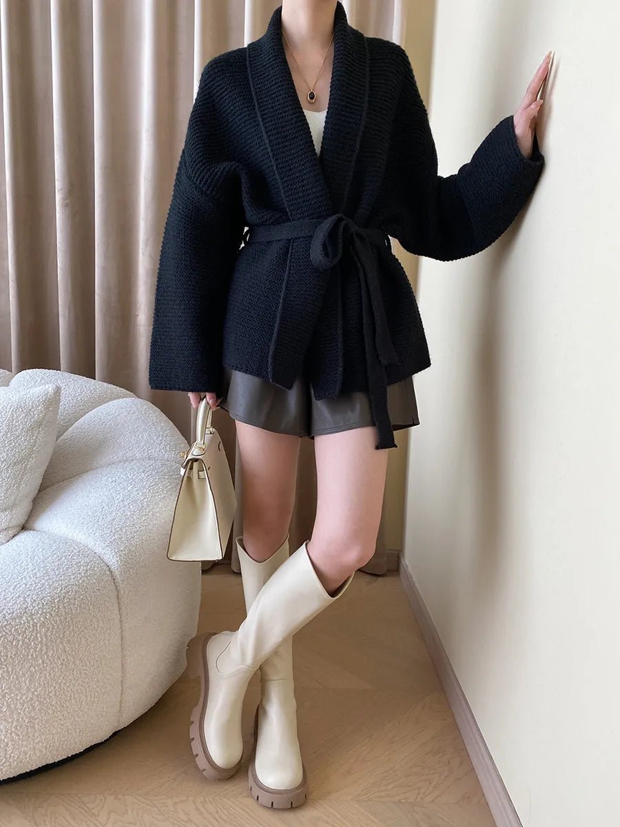 Cardigan med bindebælte, helfigur foto