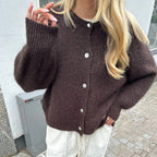 Luvet strikcardigan, båret over bluse
