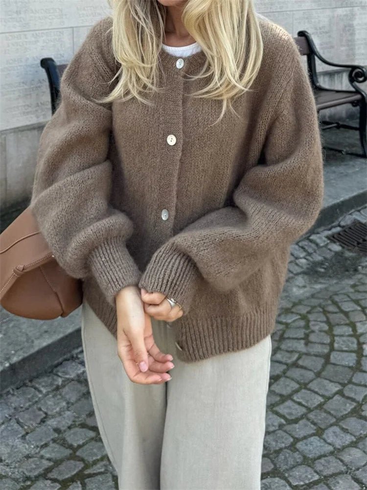 Luvet strikcardigan, siddende model