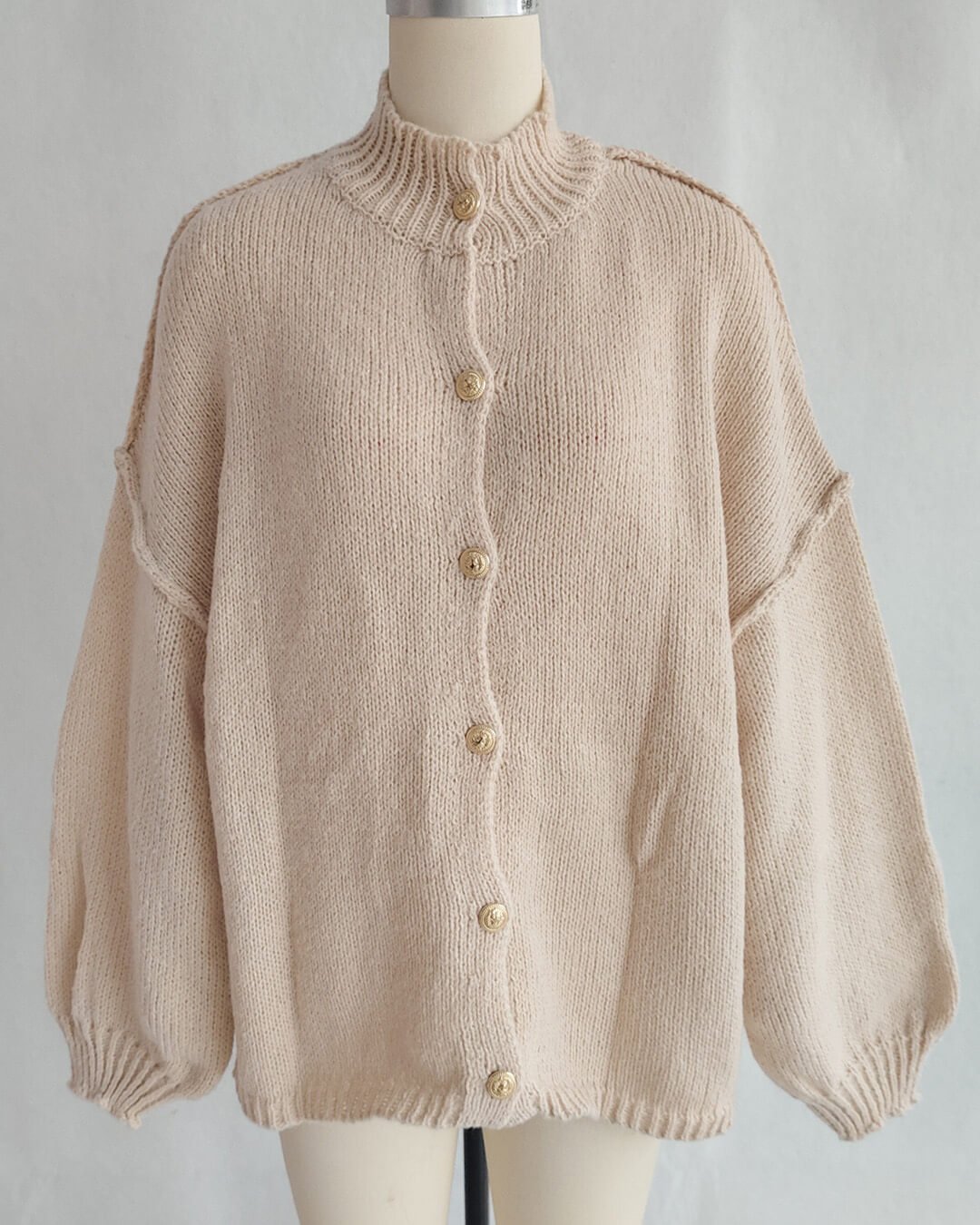 Oversized lang cardigan, båret over bluse