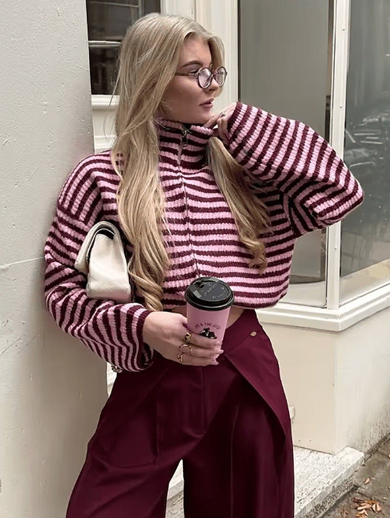 Stribet strik-sweater med lynlås, set bagfra