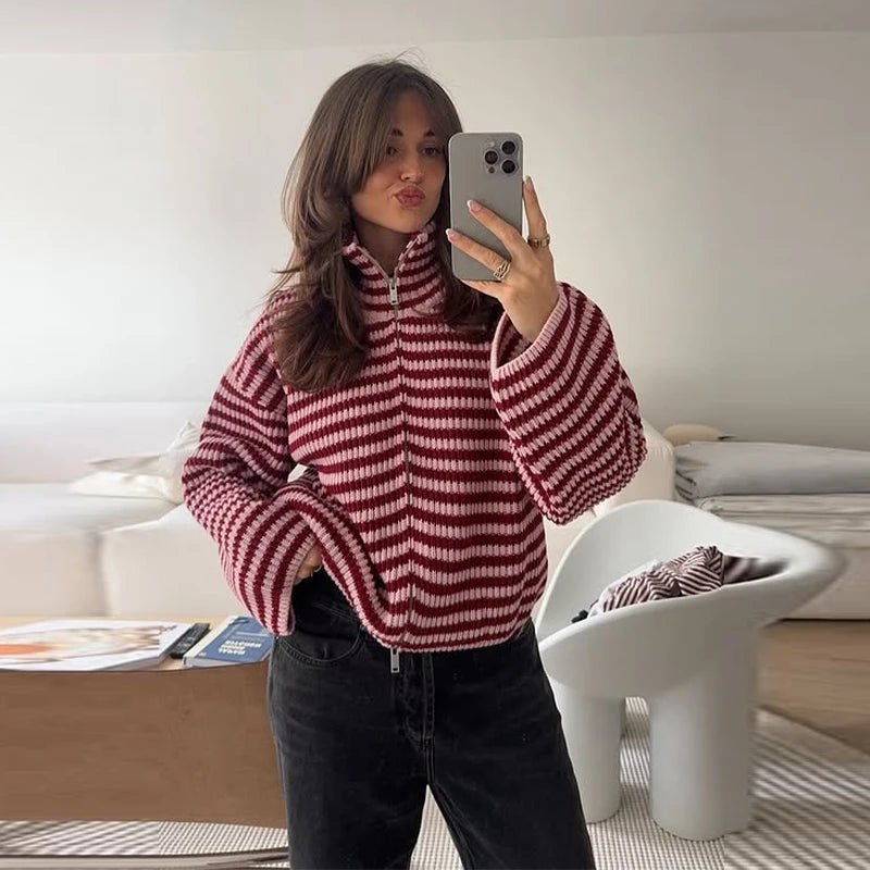 Stribet strik-sweater med lynlås, set forfra