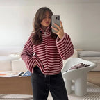 Stribet strik-sweater med lynlås, set forfra