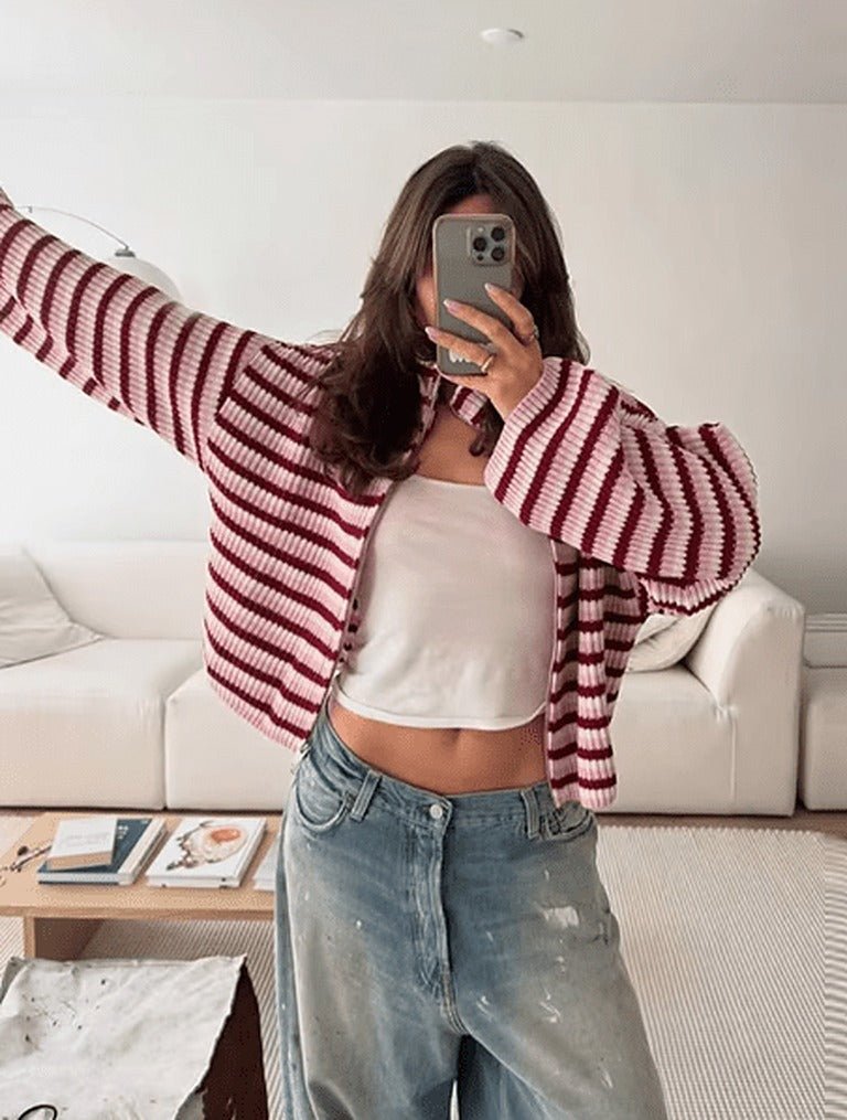 Stribet strik-sweater med lynlås, båret med jeans