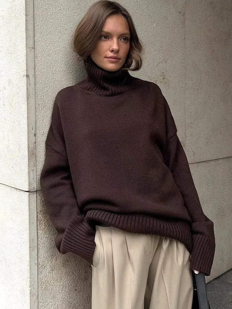 Oversized rullekrave-strik til damer – set fra siden