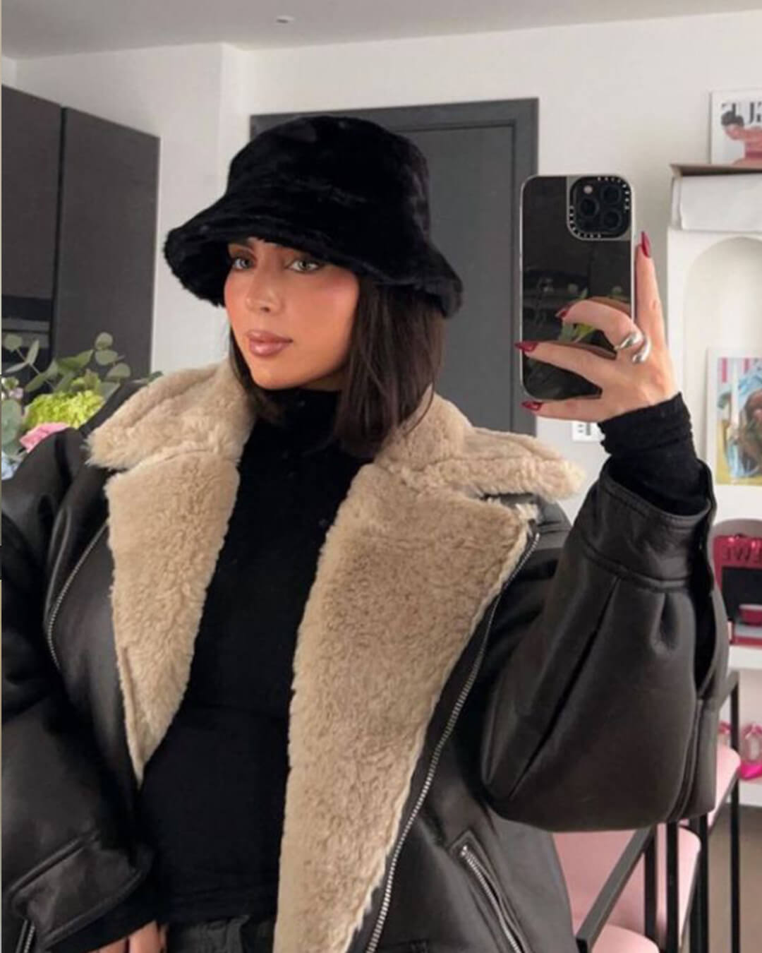 Bucket hat til damer i sort, set forfra