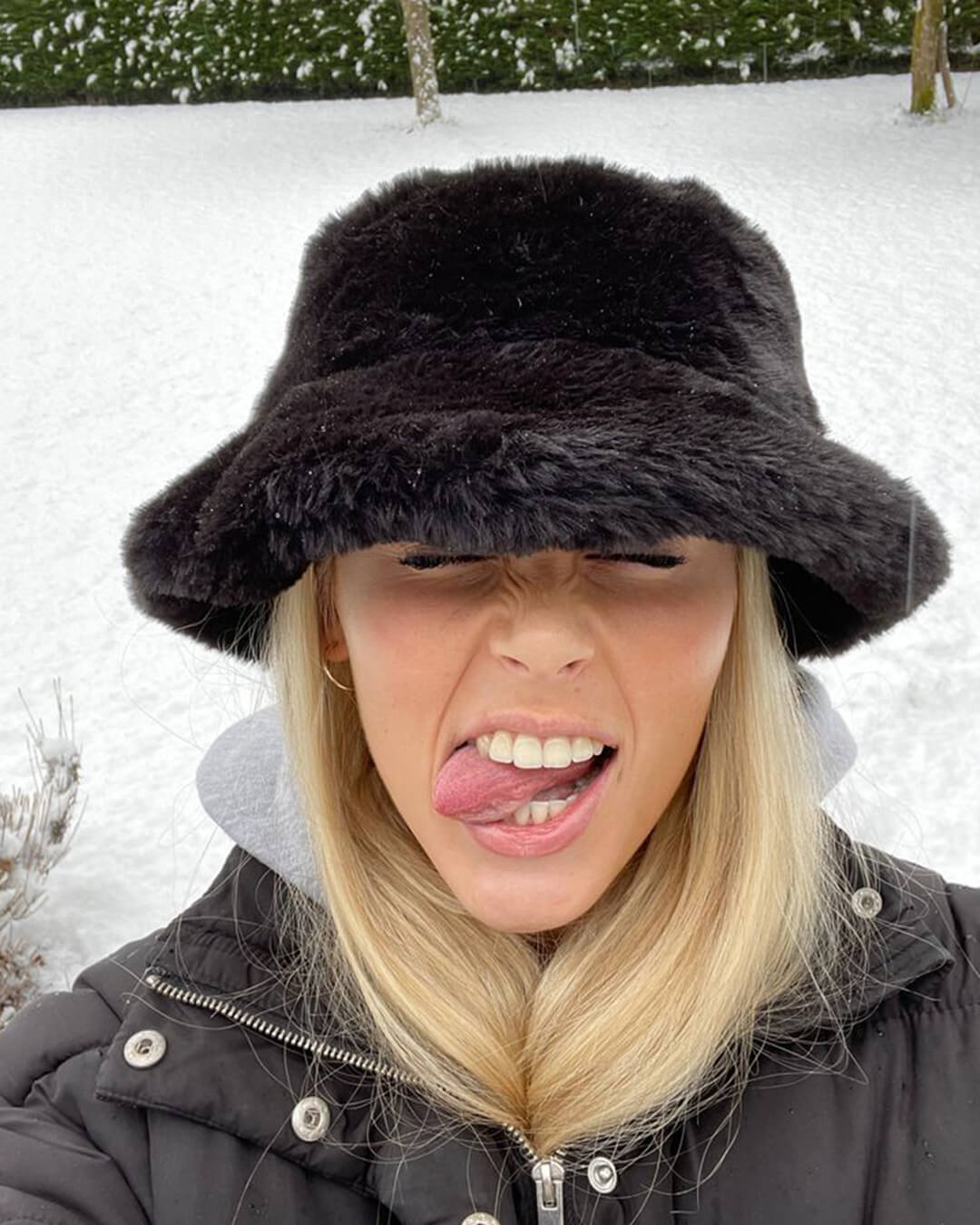 Bucket hat til damer i hvid, båret udendørs