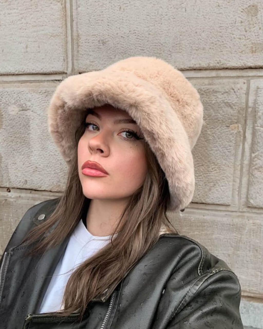 Bucket hat til damer i beige, detalje af kant
