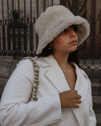 Bucket hat til damer i beige, set fra siden