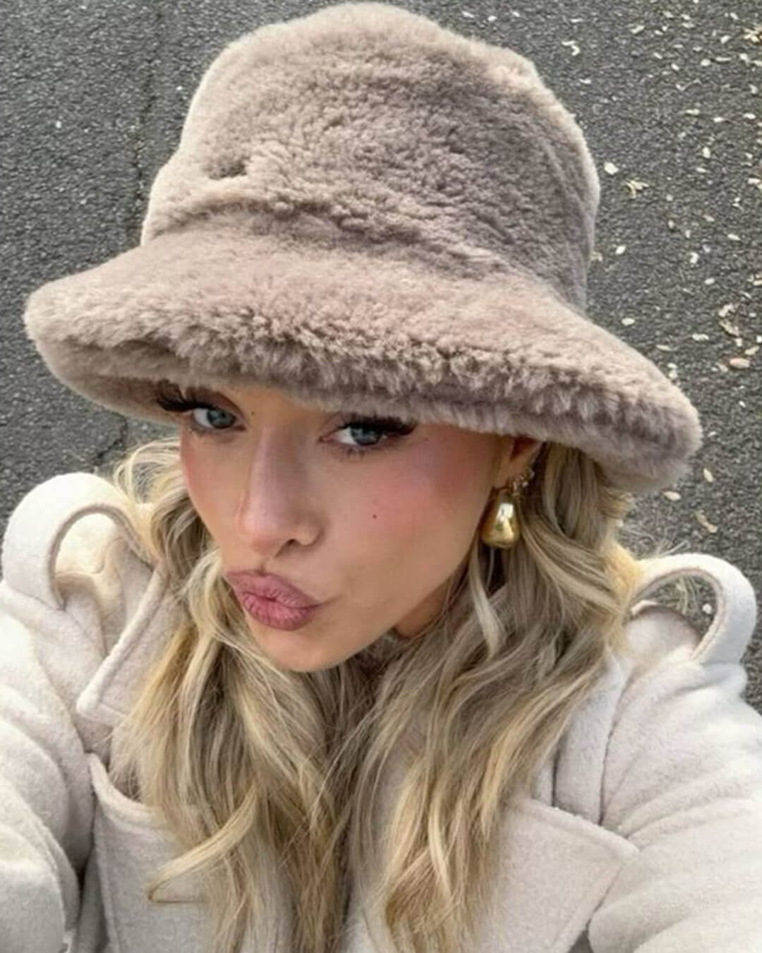 Bucket hat til damer i beige, set forfra