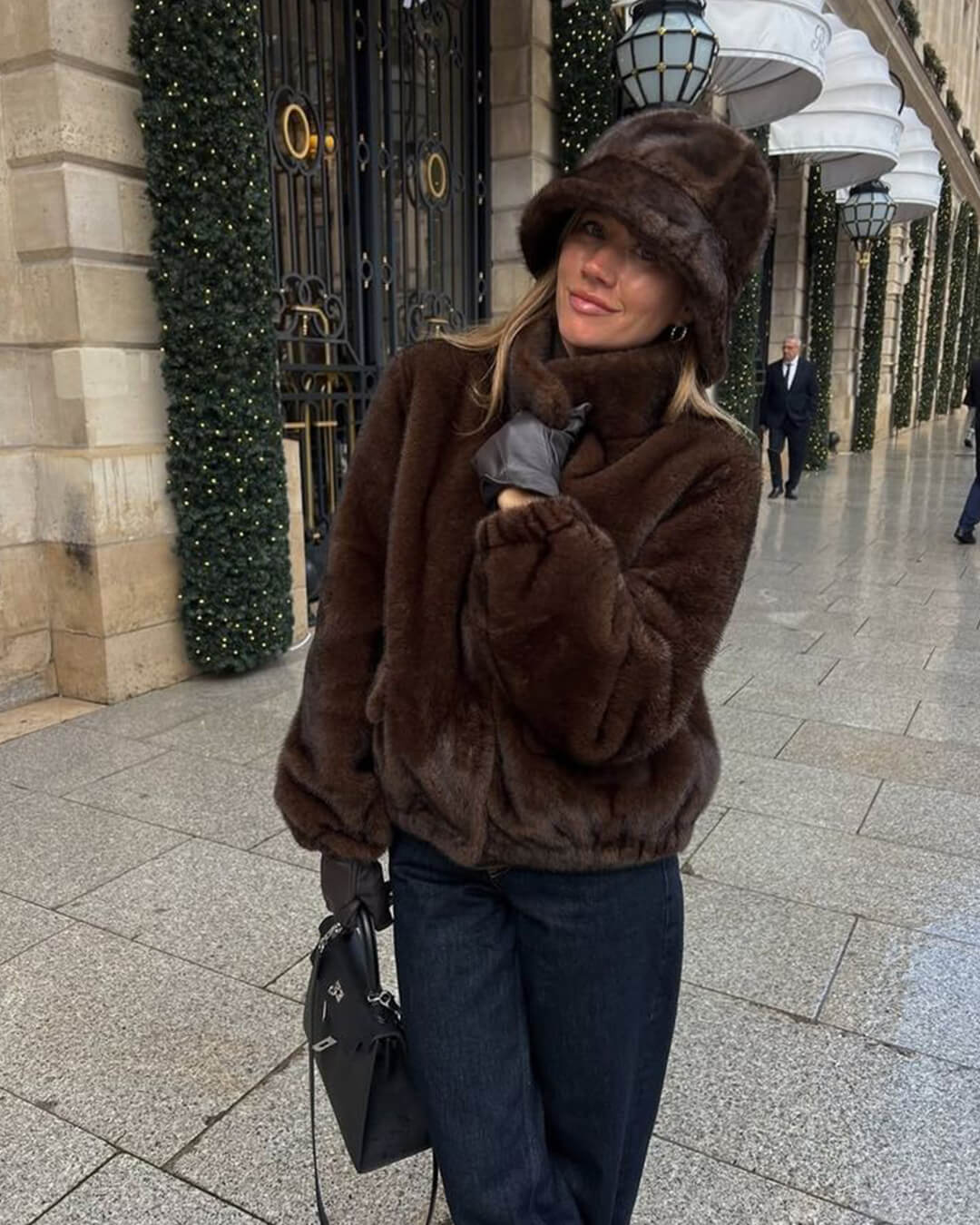 Bucket hat til damer i beige, båret udendørs