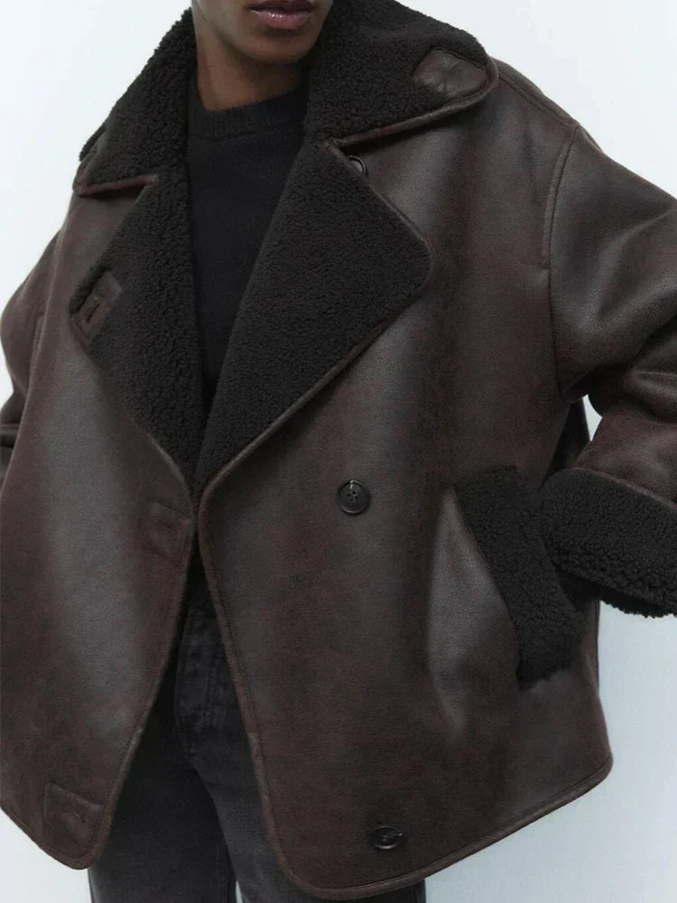 Kravefri Oversized Kunstlæderjakke, closeup af stoffet og syningen