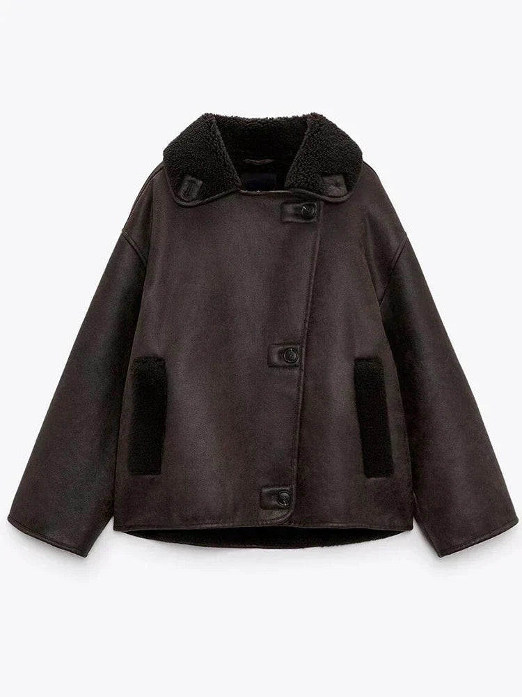 Kravefri Oversized Kunstlæderjakke, stylet på model