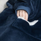 Oversized fleece-hættetrøje til damer i rød/sort, detalje af kængurulomme
