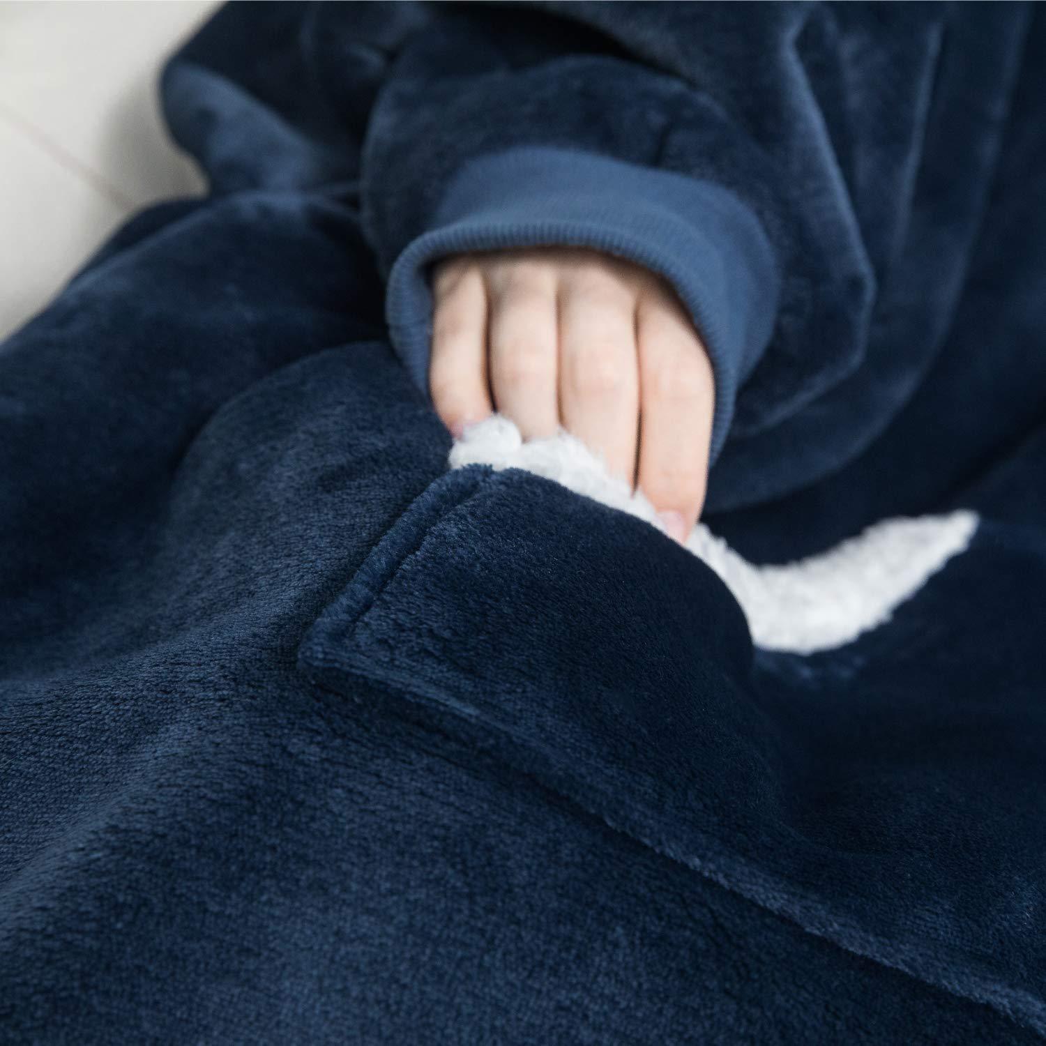 Oversized fleece-hættetrøje til damer i rød/sort, detalje af kængurulomme