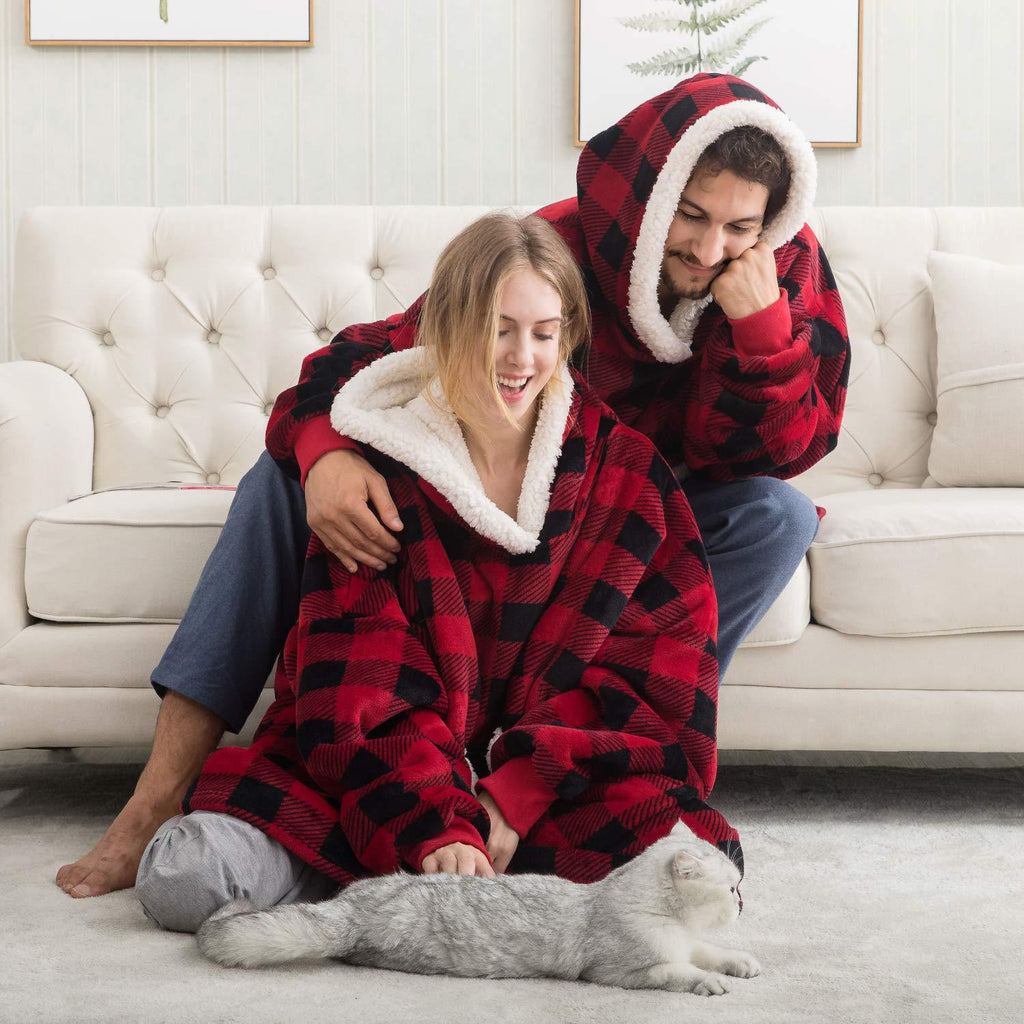 Oversized fleece-hættetrøje til damer i rød/sort, set forfra