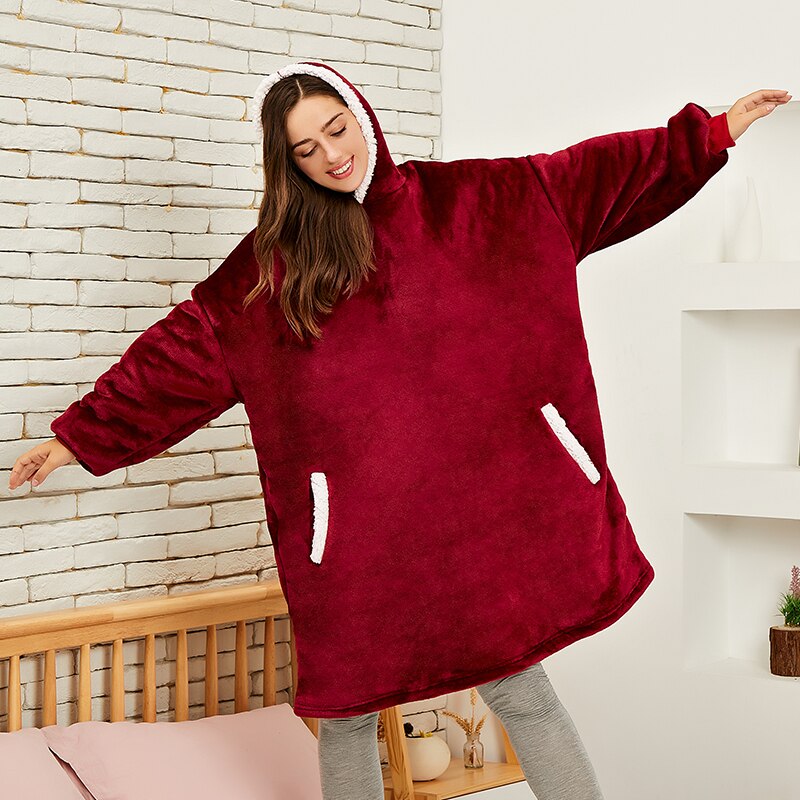 Oversized fleece-hættetrøje til damer i rød/sort, closeup af ærme