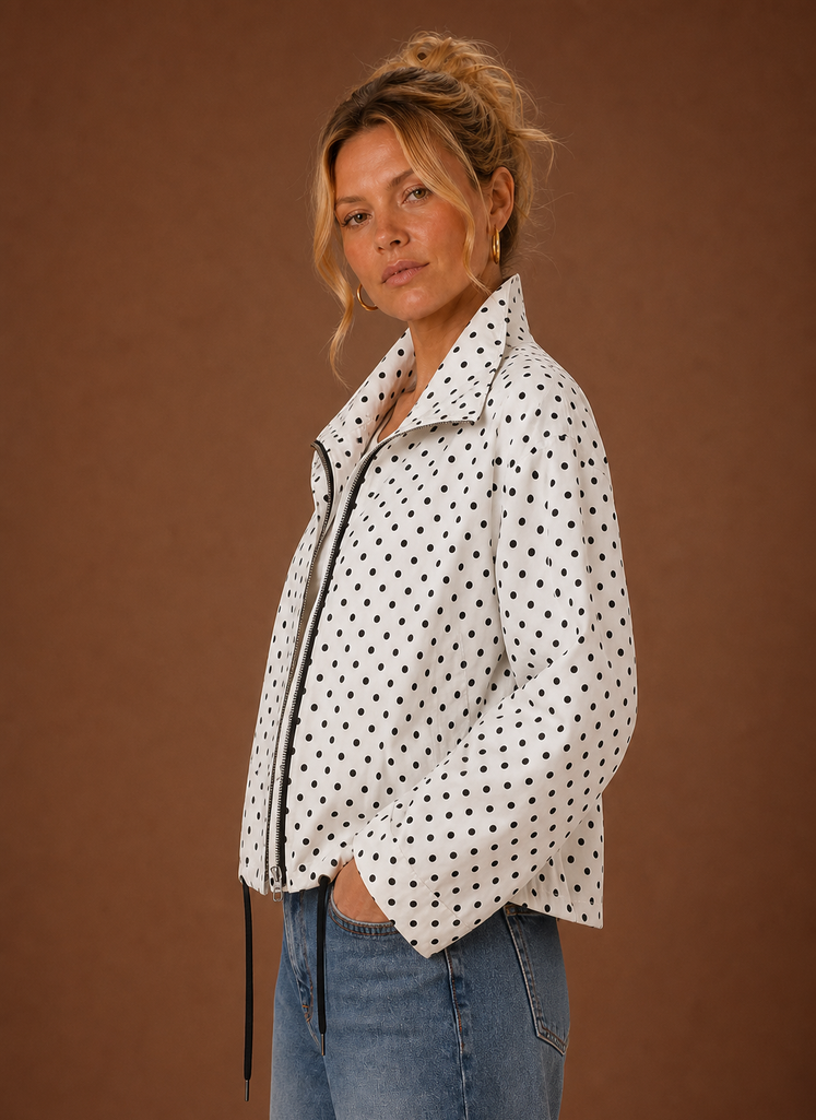 Hvid prikket jakke til damer set fra siden