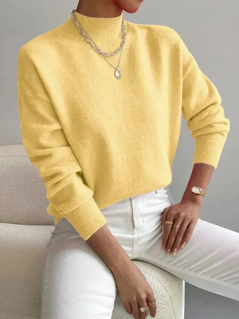 Rullekrave-sweater med ribkant, båret med jeans