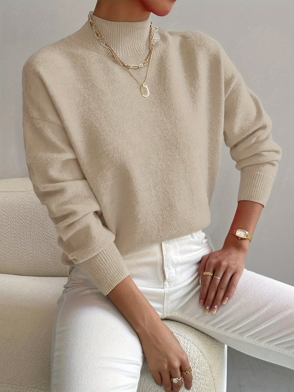 Rullekrave-sweater med ribkant, close-up af ærme