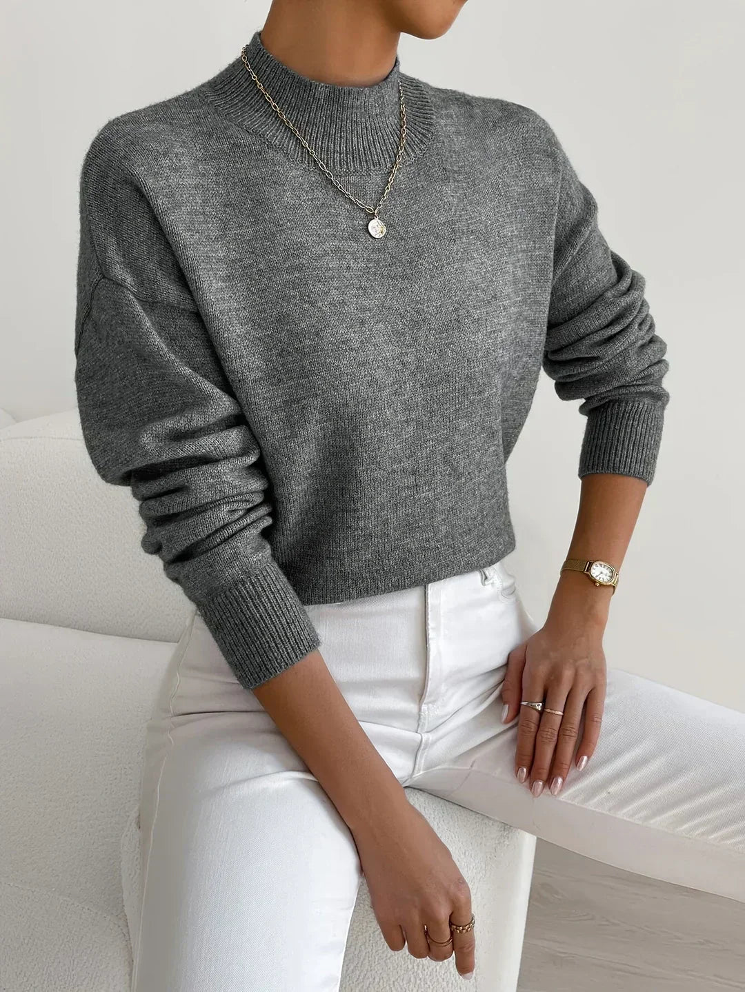 Rullekrave-sweater med ribkant, detalje af halskant
