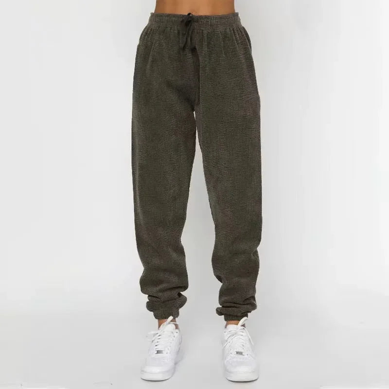 Fløjlsstrikket Joggingsæt med Snoretræk i farven Brun, closeup af stoffet og syningen