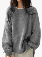 Strik-sweater med faldende skuldre, set forfra