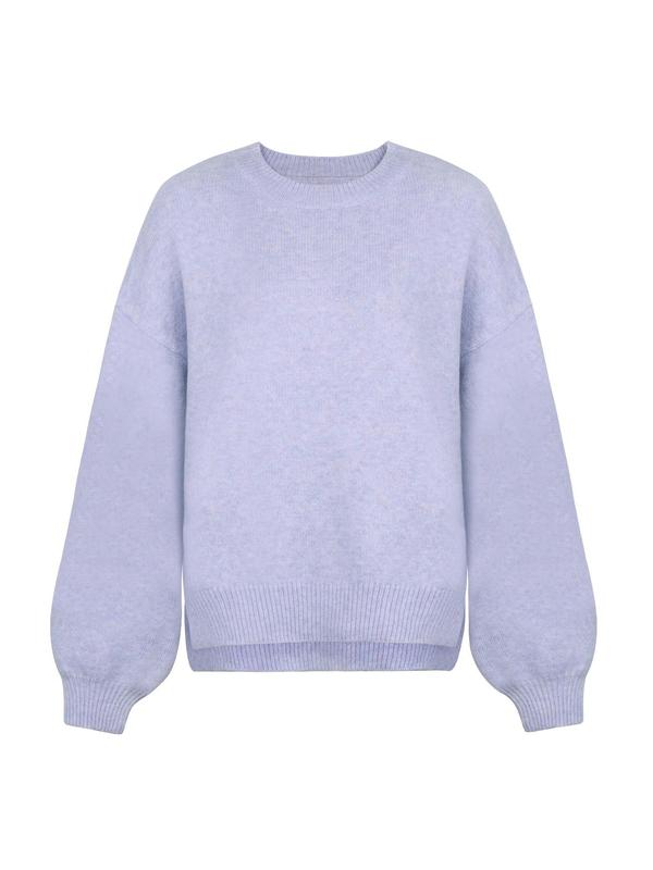 Strik-sweater med faldende skuldre, båret over bluse