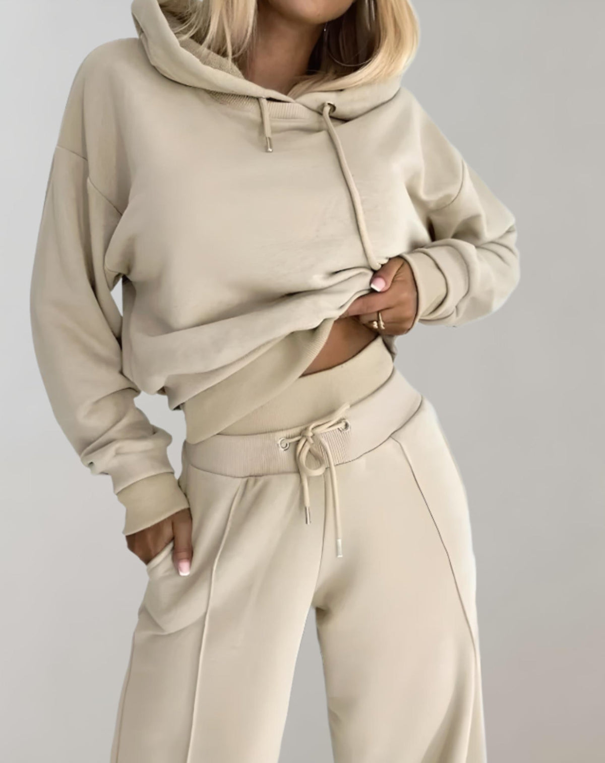 Hoodie-Sæt med Snoretræk i farven Beige, stylet på model