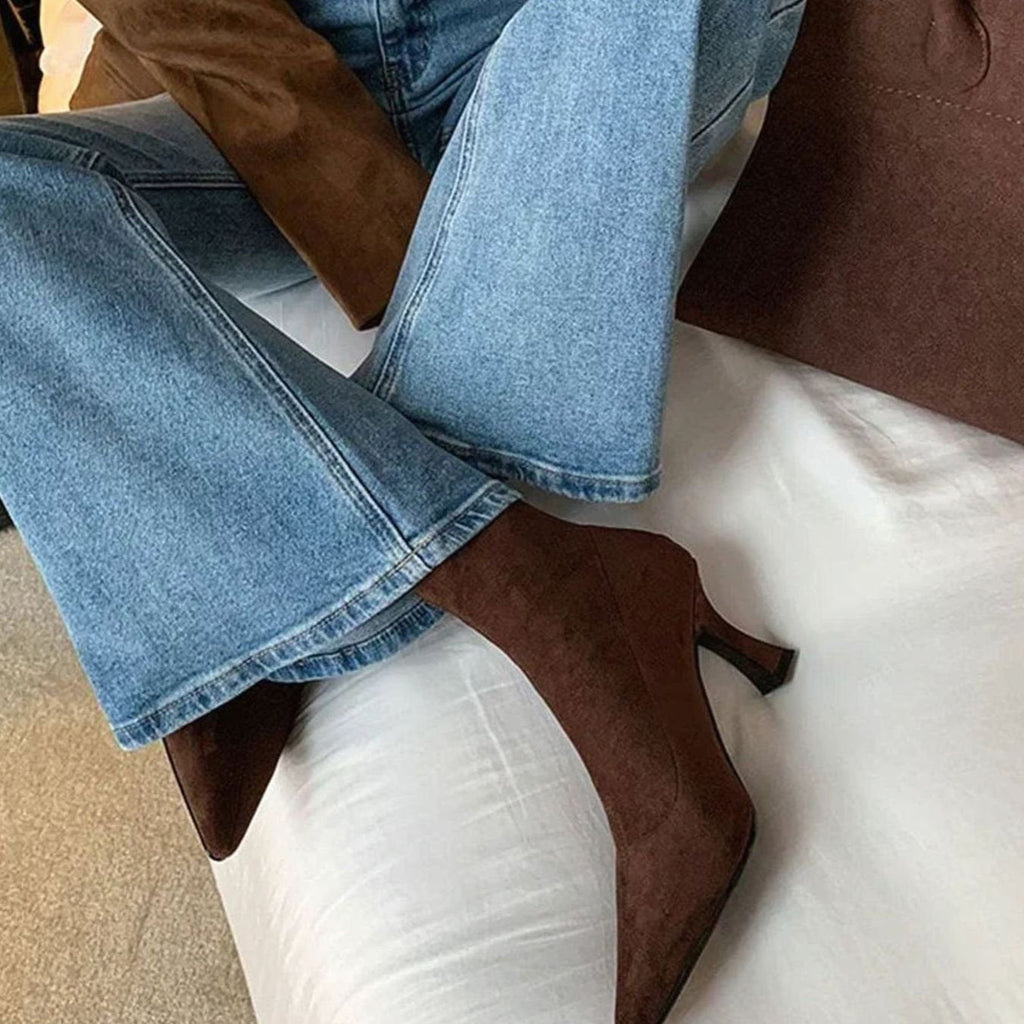 Spidse Sock-Støvler med Kitten Heel i farven Khaki, set bagfra