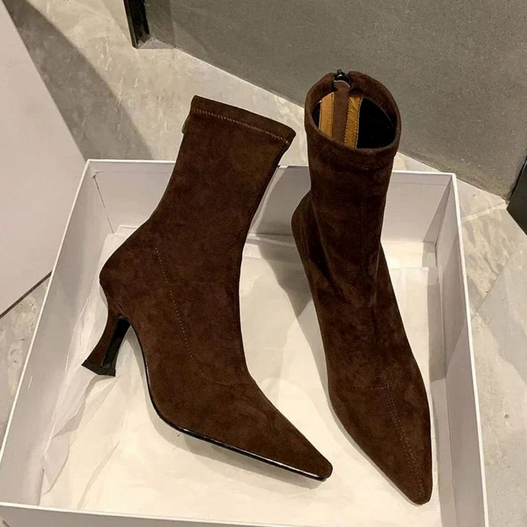 Spidse Sock-Støvler med Kitten Heel i farven Sort, vist fra siden