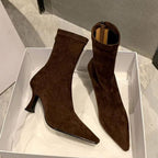Spidse Sock-Støvler med Kitten Heel i farven Sort, vist fra siden