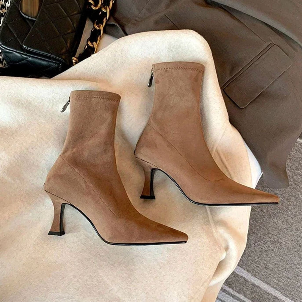 Spidse Sock-Støvler med Kitten Heel, stylet på model