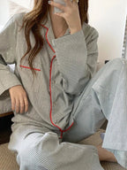 Gråstribet Pyjamassæt med Rød Piping til Damer – detalje 3