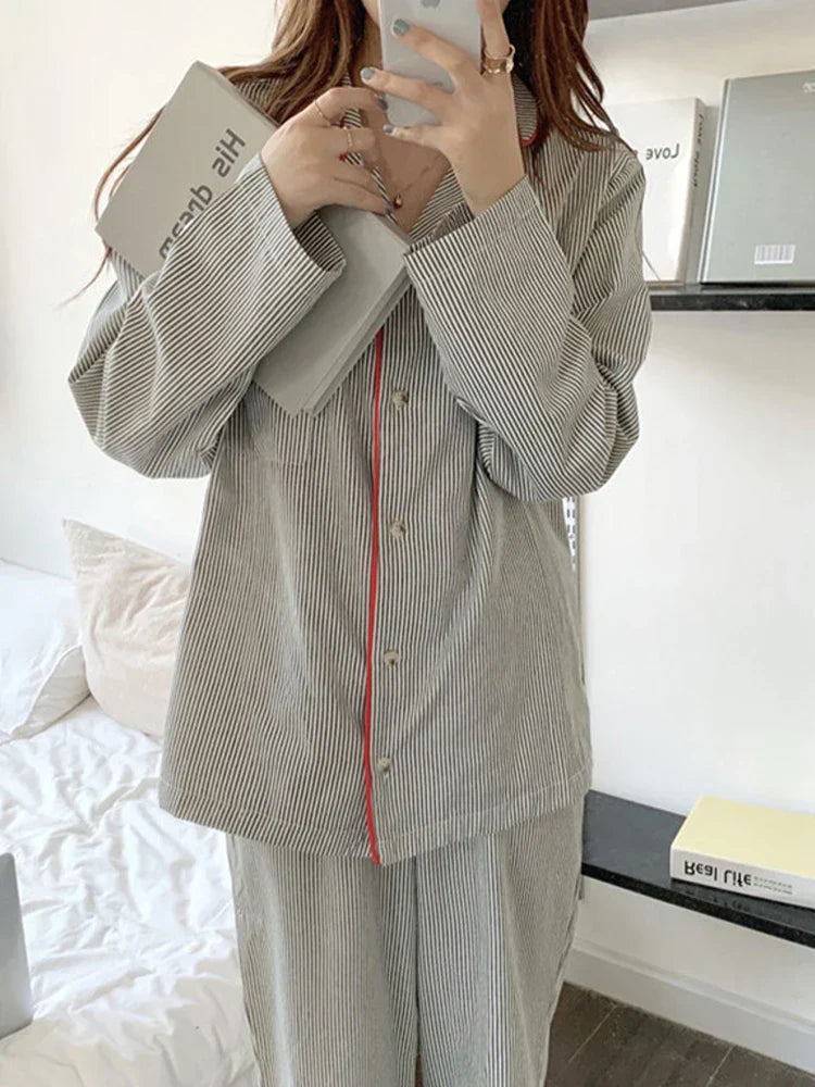 Gråstribet Pyjamassæt med Rød Piping til Damer – detalje 4