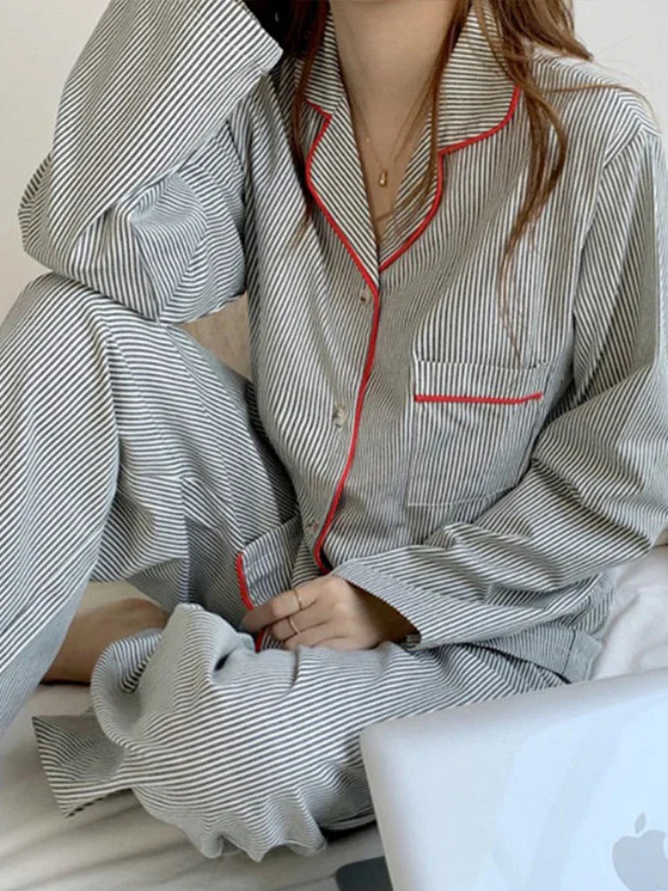 Gråstribet Pyjamassæt med Rød Piping til Damer – detalje 5