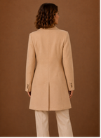 Vinterfrakke set i fuld figur, knappet look